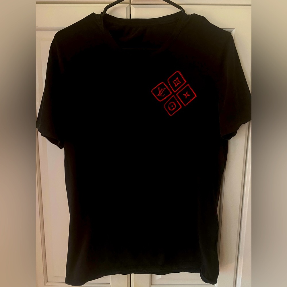 Black short sleeve tee shirt red accents men's S